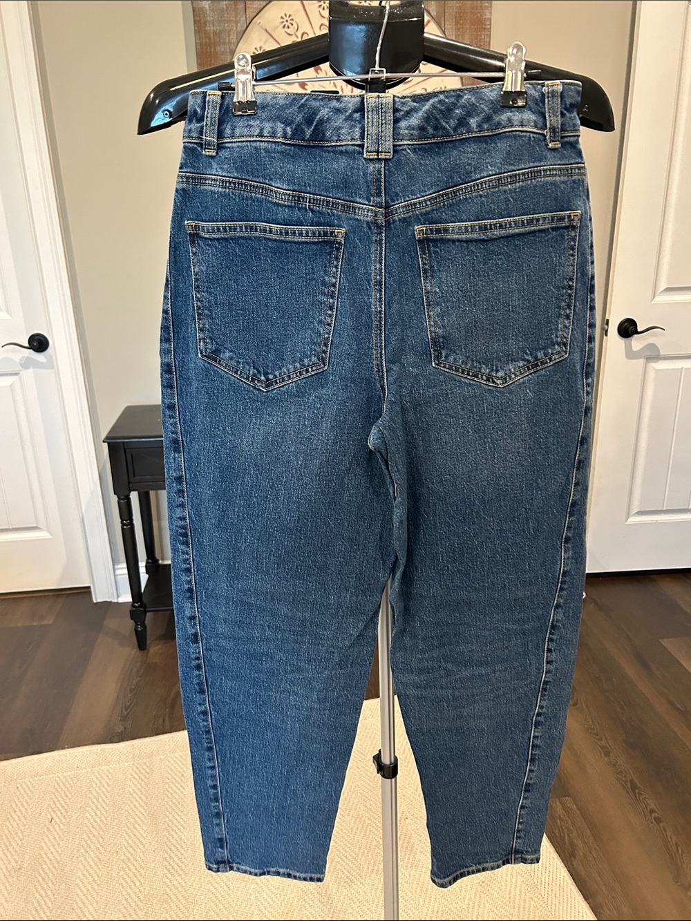 Woman’s Talbots/  Barrel Jeans! SIZE 4 / Perfect Condition! Medium wash - Picture 2 of 4